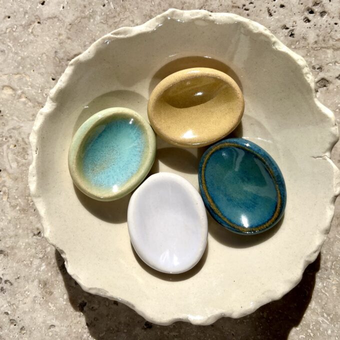 Worry stones en céramique artisanale, en grès blanc, galet anti-stress